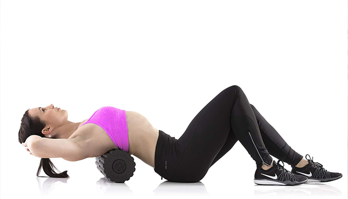 Foam rolling: Πότε να κάνεις, πόση ώρα, ποια τα οφέλη και πού βρήκαμε τα καλύτερα foam rollers