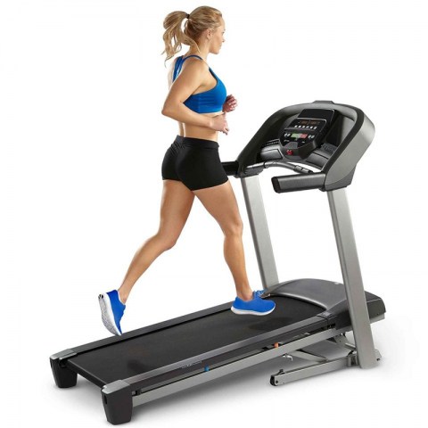 hz19_mdprod_t101-treadmill_female_studio-back-incline_lores